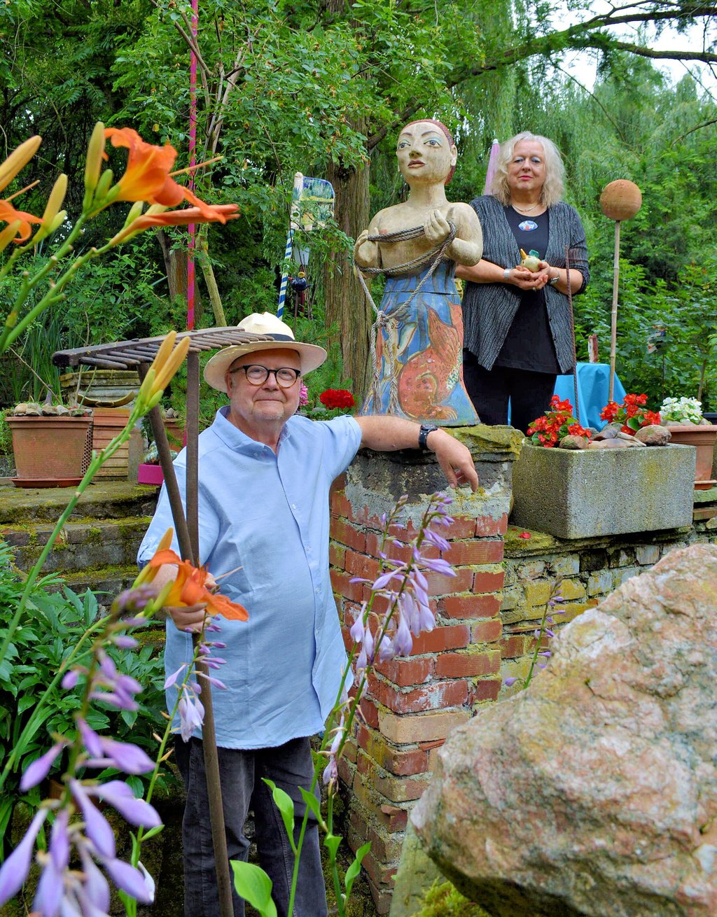 Brigida und Wolfgang Böttcher in ihrem ?verwunschenen? Garten