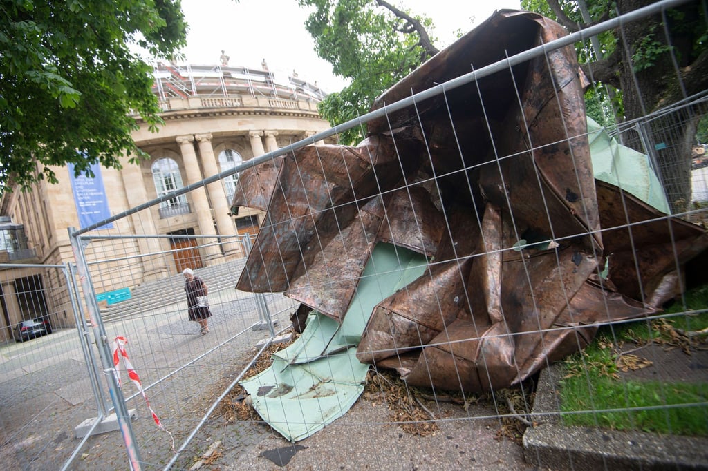 Das demolierte Kupferdach der Stuttgarter Oper soll ein Denkmal werden.