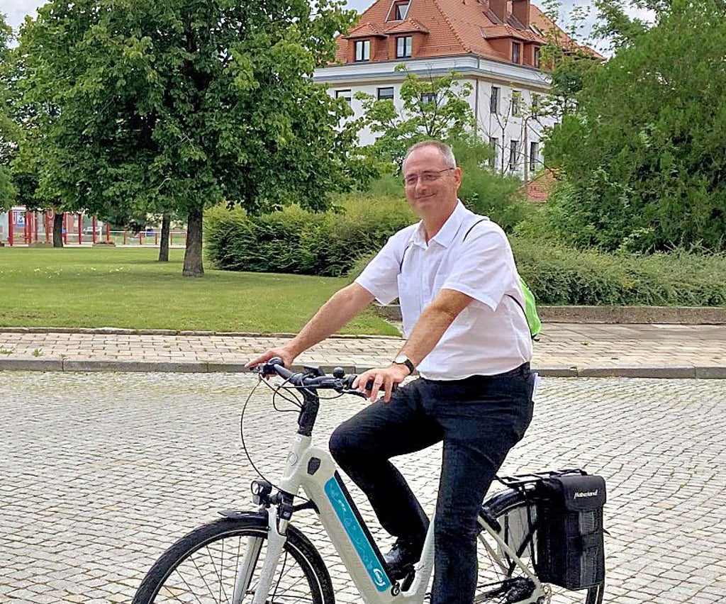 Bauamtsleiter Silvio Lämmerhirt weiht das E-Bike ein.