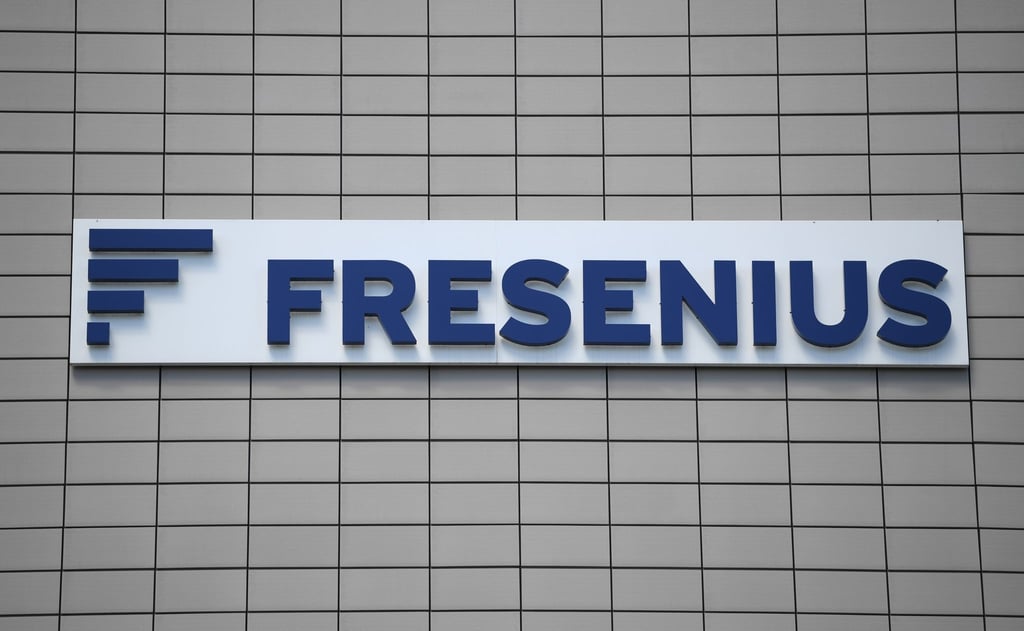 Die Corona-Pandemie belastet nach wie vor Deutschlands größten privaten Krankenhausbetreiber Fresenius.
