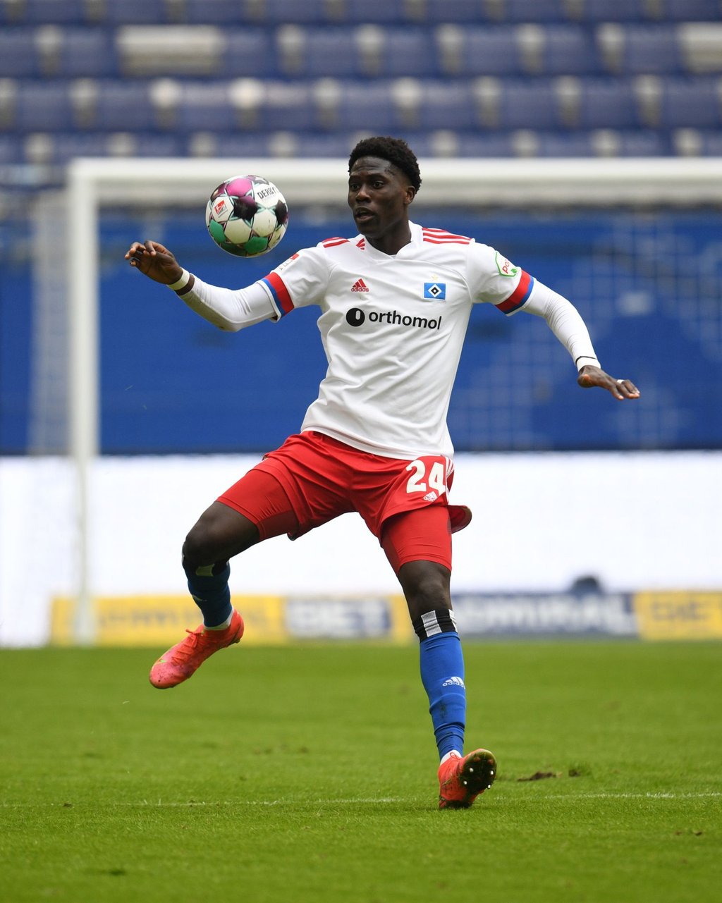 Hamburgs Amadou Onana führt den Ball.