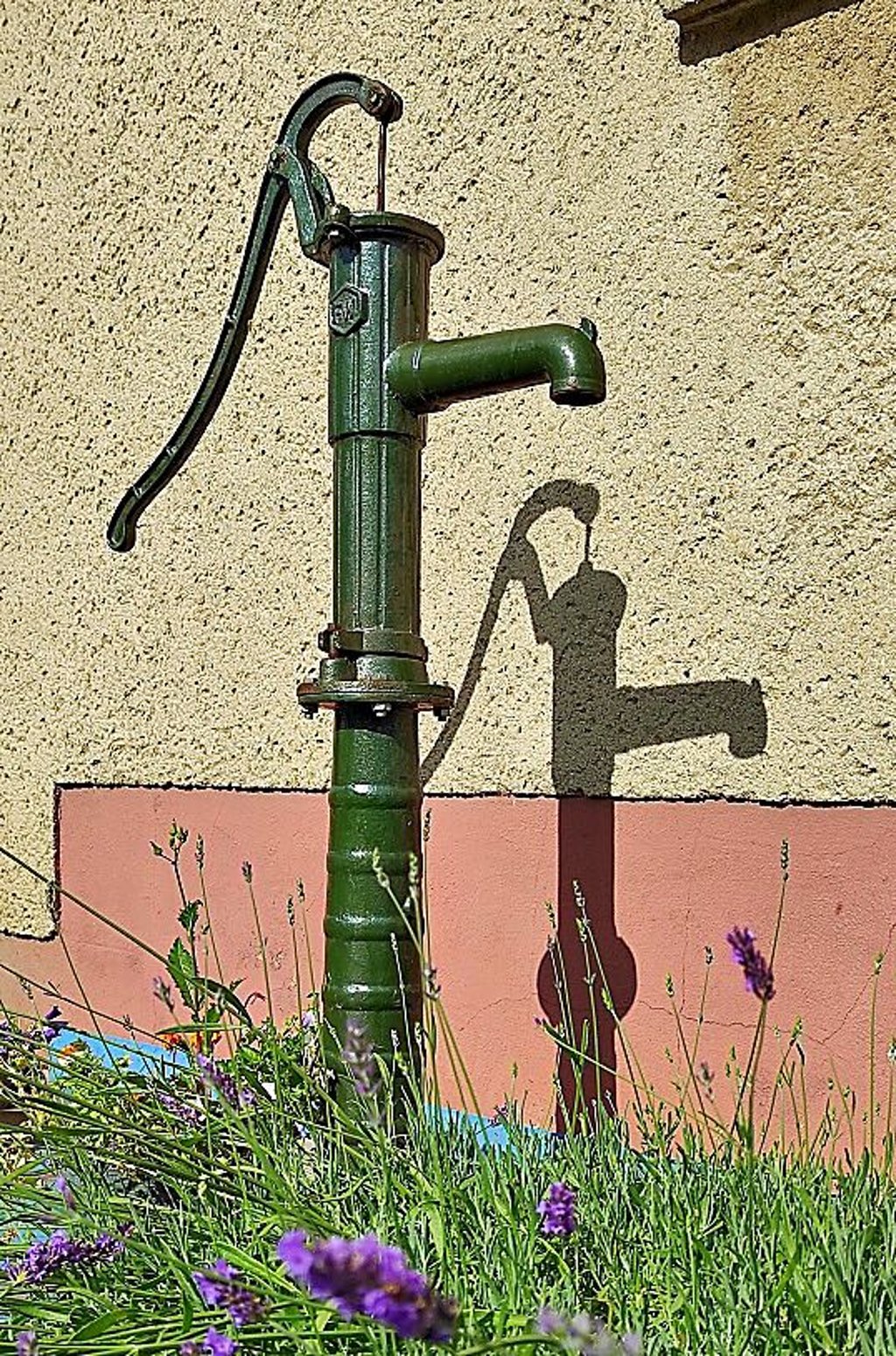 Wasserpumpe am Haus in der Schneidergasse 6 in Schellbach