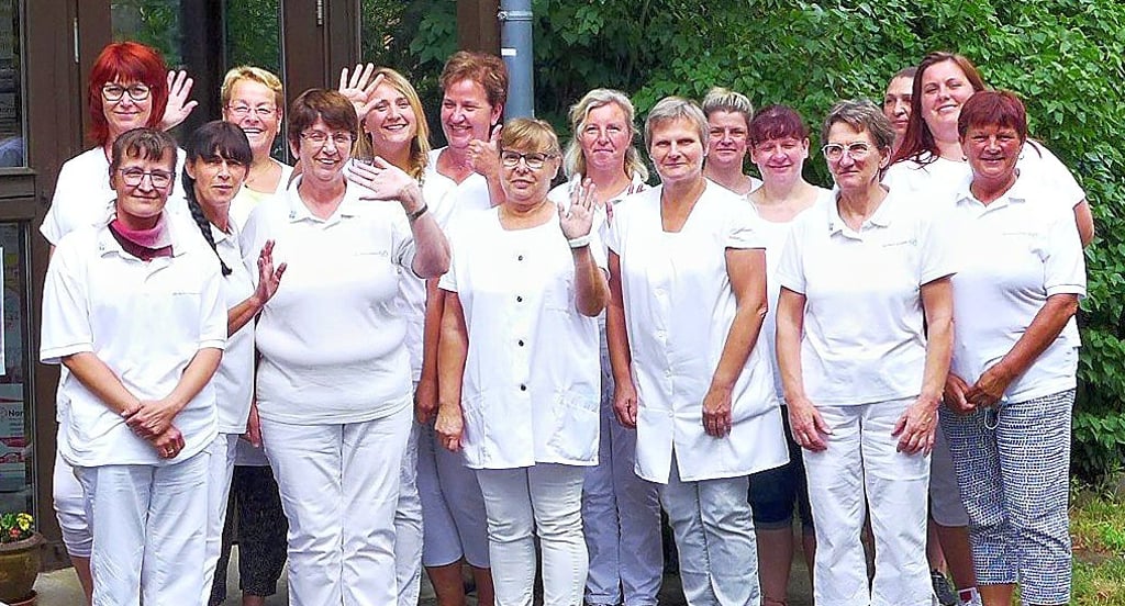 Der Marienpflegedienst Mieste besteht seit 30 Jahren. Anlässlich des Jubiläums entstand dieses Gruppenfoto mit allen Mitarbeiterinnen der Einrichtungen.