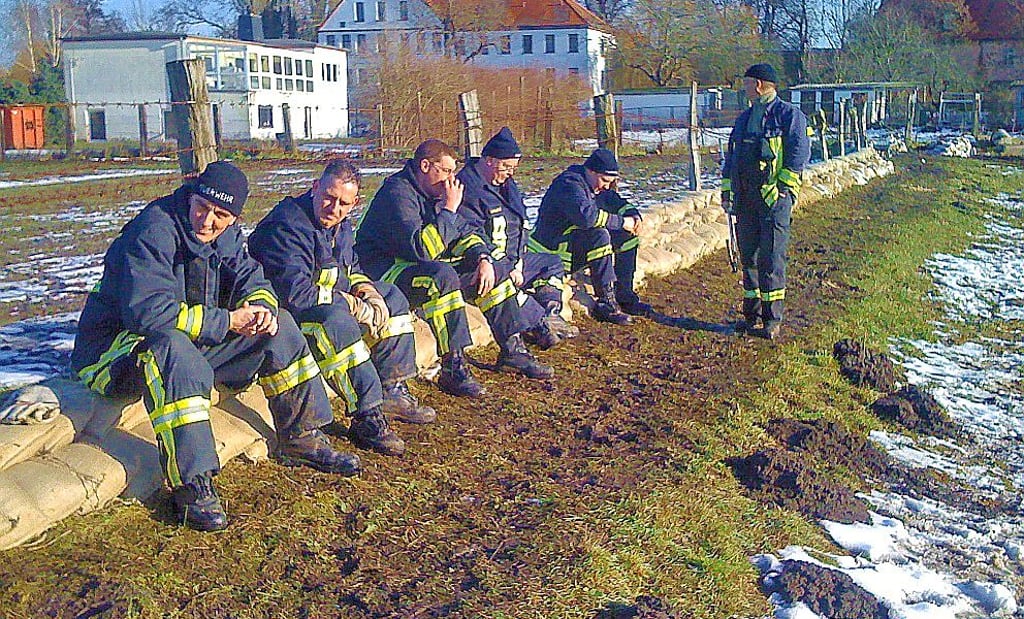 Pause nach dem Sandsackstapeln. Auch 2010 hielt die Ehle Gommern in Atem.