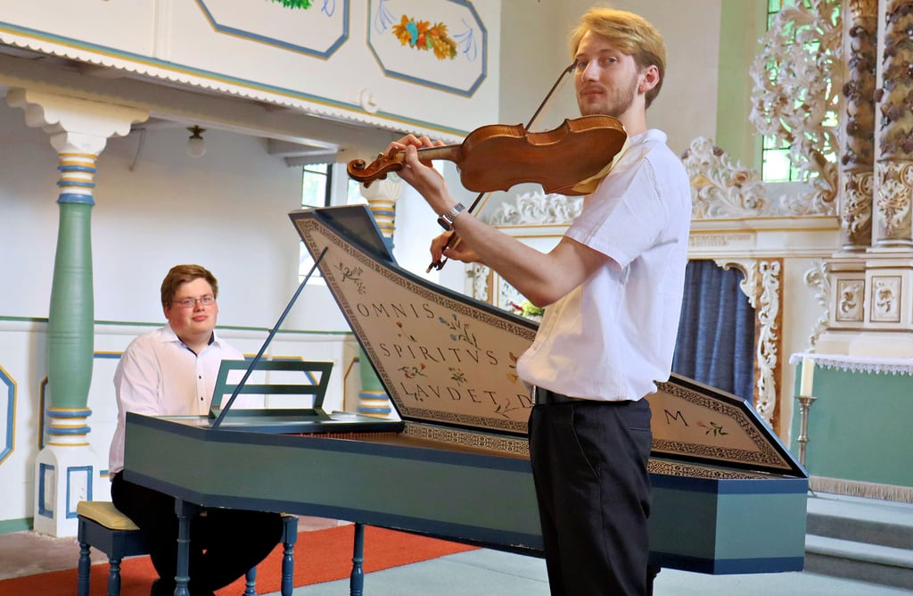 Fritz Wesarg und Arno Heuer bereiten das Konzert vor. Foto: Ramona