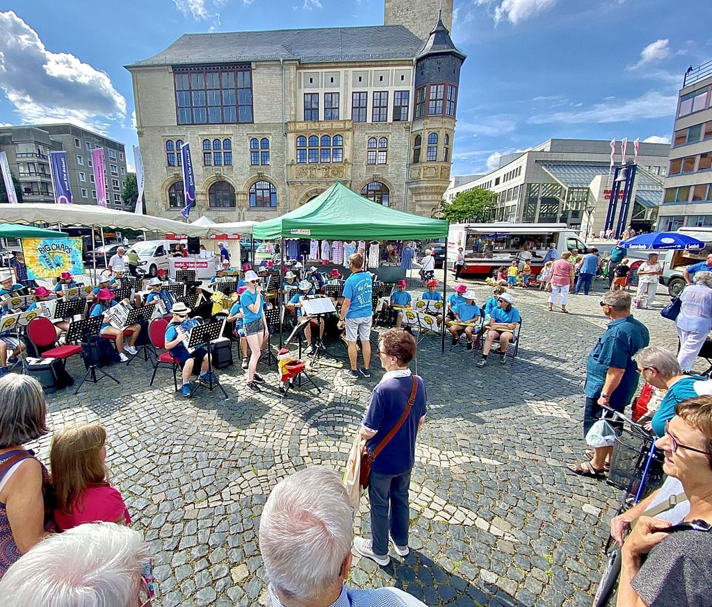 Die „Big Chaps“ der Musikschule Fröhlich aus Gera haben den Wochenmarkt mit einem bunten Programm aufgepeppt.