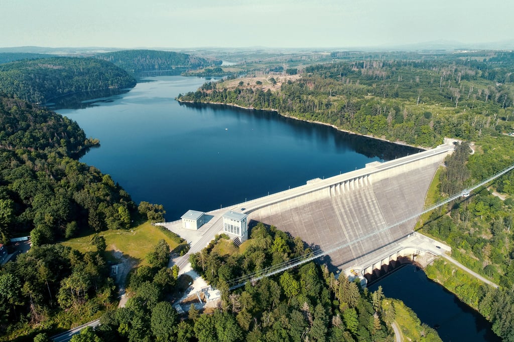 Blick auf die Landschaft der Rappbodetalsperre: Die Stauanlage im Harz gehört zu den größten Rohwasserspeichern Deutschlands. Rund 109 Millionen Kubikmeter Wasser werden hier gespeichert. Foto: Matthias Bein/dpa-Zentralbild/