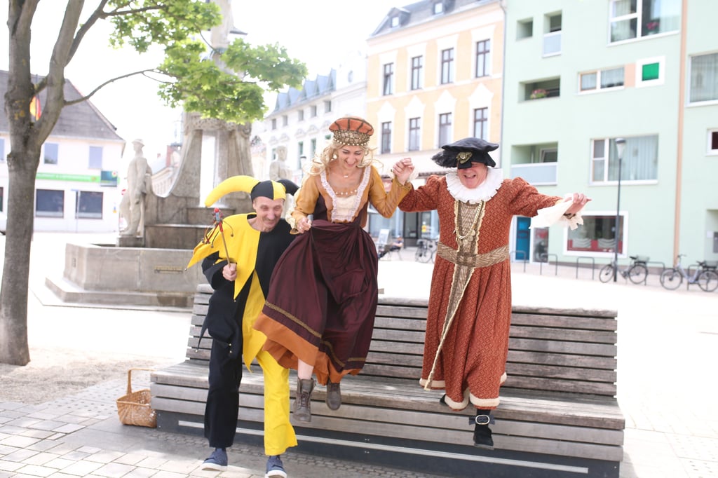 Dirk Nachtey (von links), Melissa von der Heyden und Torsten Sielmon schlüpften in die historischen Kostüme aus der Zeit des Till Eulenspiegels. Für das Foto wagen sie eine ganz besondere Pose.