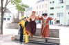 Dirk Nachtey (von links), Melissa von der Heyden und Torsten Sielmon schlüpften in die historischen Kostüme aus der Zeit des Till Eulenspiegels. Für das Foto wagen sie eine ganz besondere Pose. 