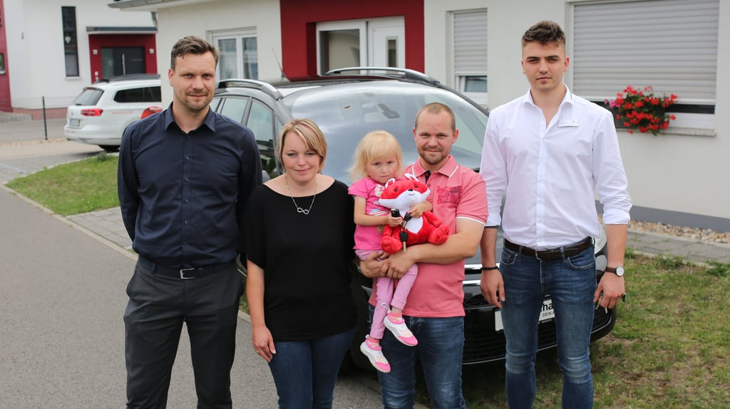 Emotionaler Moment: Torsten Ehrling (Aktuell-Bau, von links), Familie Nagel mit Mutter Tanja, Charlotta, Vater Stefan sowie Max Pollozek (Autohaus Gottschalk) überbrachten das neue Auto.