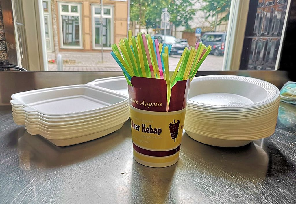 Einwegplastik wie dieses hier, wird nicht nur in Salzwedel noch einige Zeit im Einsatz sein.