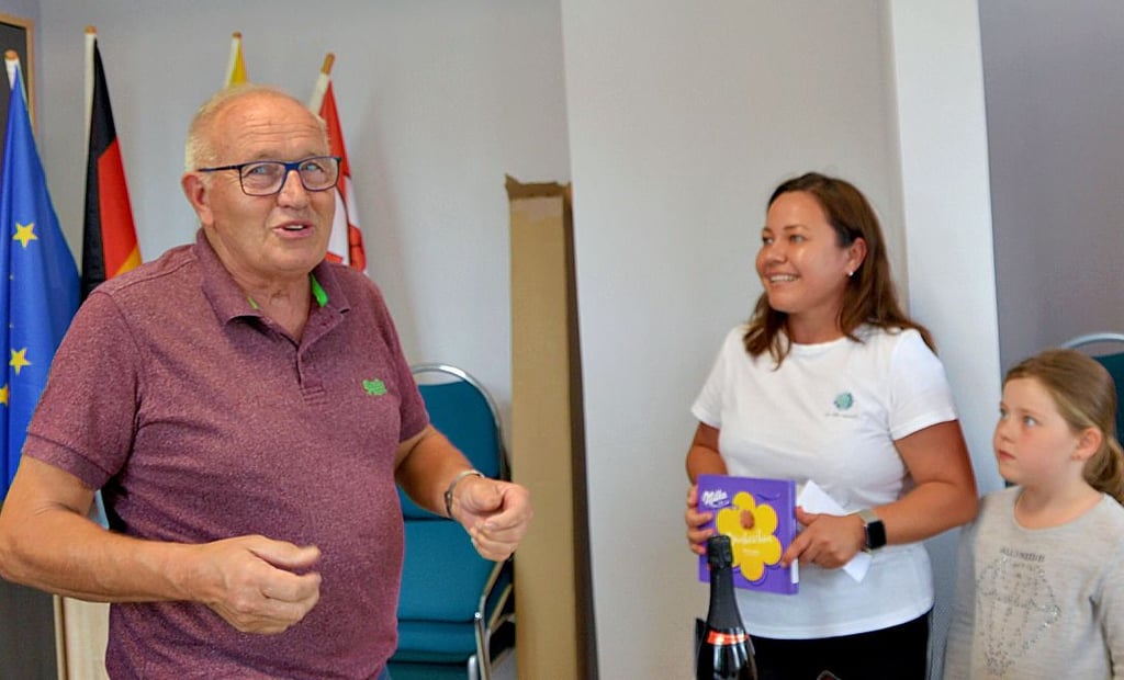 Gemeinsam mit Erzieherin Angela Moor bedanken sich die Kita-Kinder bei Bürgermeister Dietmar Schmidt.