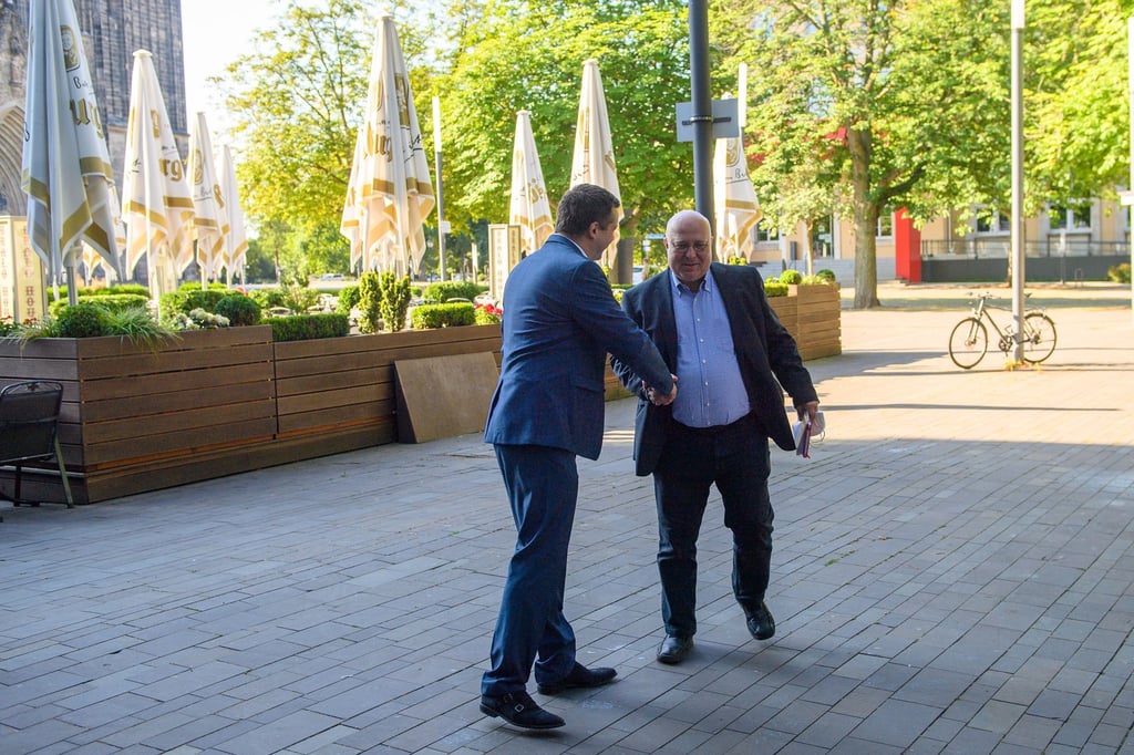 Sven Schulze (l), Vorsitzender der CDU Sachsen-Anhalt und Andreas Schmidt (r), Vorsitzender der SPD Sachsen-Anhalt, begrüßen sich.