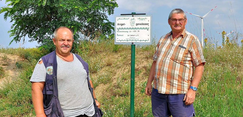 Jürgen Neumann und Hans Warnke vom Zerbster Anglerverein stellten Schilder auf, die die Kiesgrube bei Pulspforde nun als Angelgewässer ausweisen. Allerdings darf dort noch nicht geangelt werden.