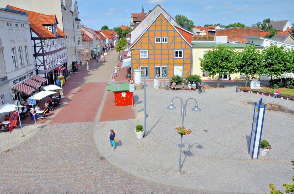 Viel mit Stein versiegelte Fläche und wenig Grün. In der Innenstadt von Salzwedel staut sich im Hochsommer die Hitze.