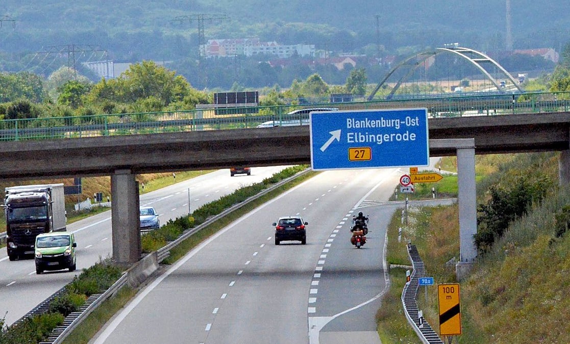An den Anschlussstellen Blankenburg Ost und Mitte hängen bereits die neuen blauen Abfahrtstafeln.