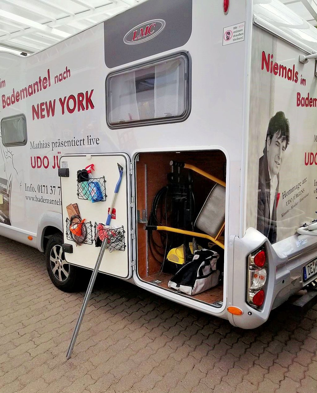 Der Tourbus wird zum Helfer-Bus. Zum zweiten Mal fährt der Dessau-Roßlauer Musiker Mathias Wieczorek am Montag ins Katastrohengebiet Ahrweiler in Rheinland-Pfalz.