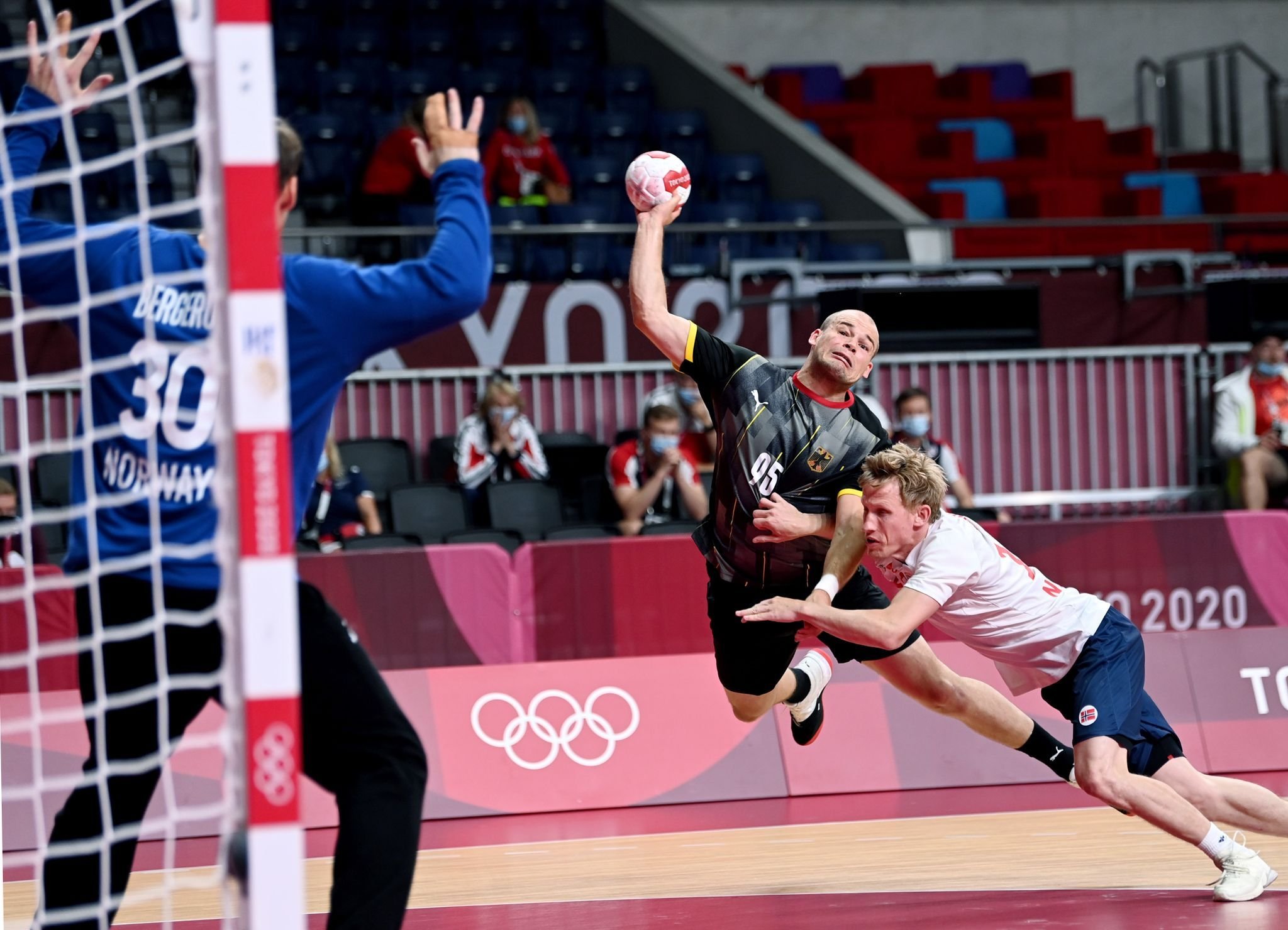 Paul Drux (M) zieht gegen den Norweger Magnus Joendal zum Tor.