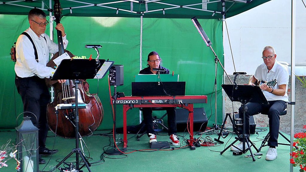 Das Trio ?Yestime" sorgte für einen gemütlichen Jazzabend im Süplinger Pfarrgarten.