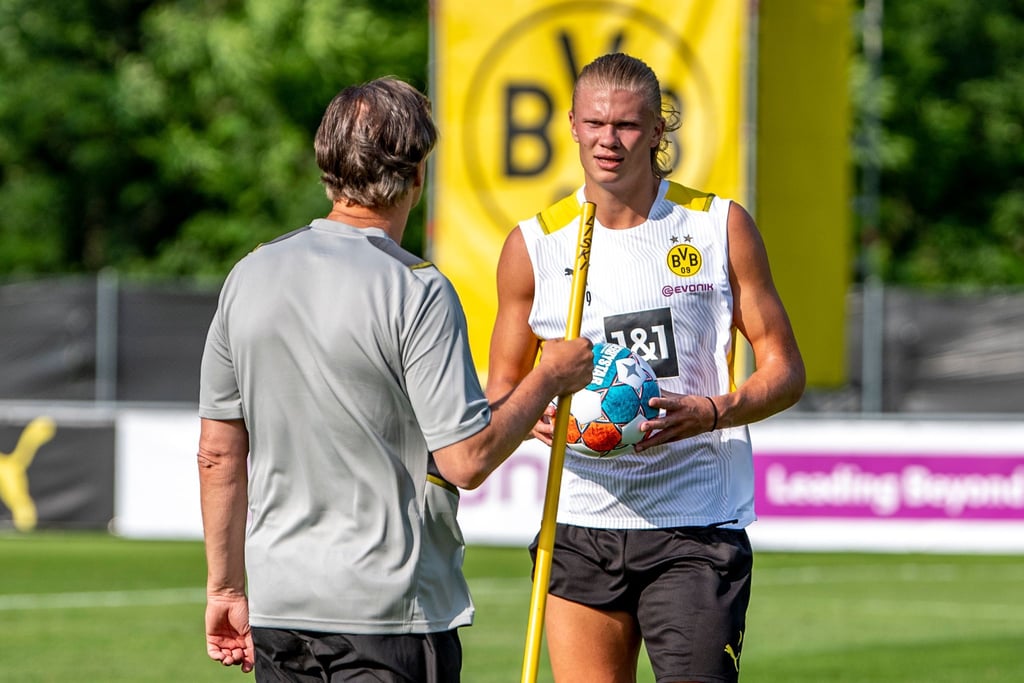 Sportdirektor Michael Zorc (l) bezeichnet die Gerüchte um Erling Haaland als „heiße Luft“.