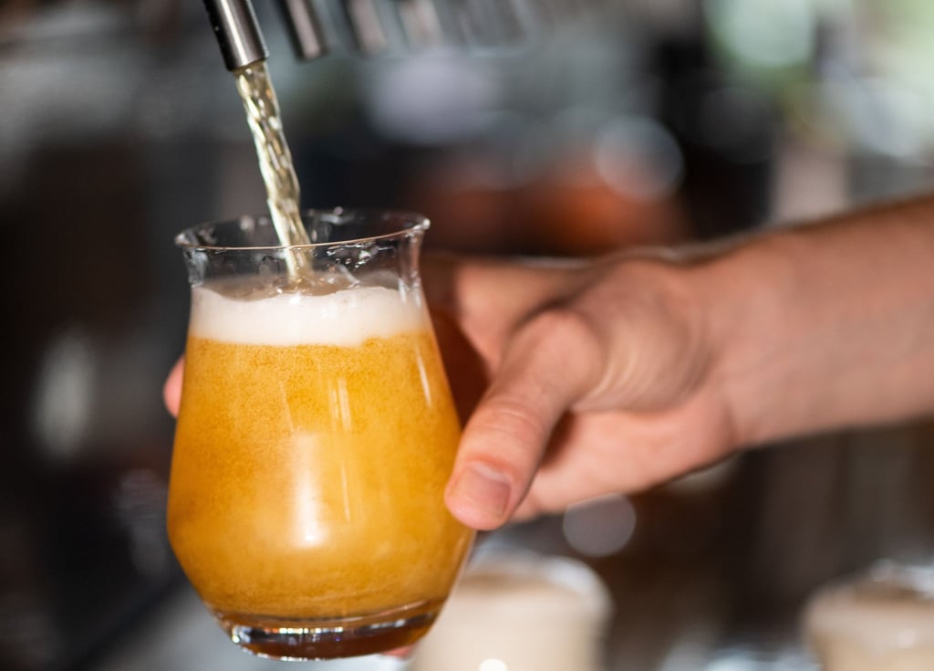 Bier ist eines der beliebtesten deutschen Exportgüter. Hergestellt wird es von Brauern und Mälzern, die jetzt eine modernisierte Ausbildung durchlaufen.