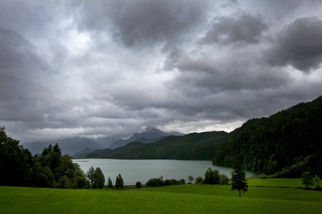 Wer wandert und in eine Schlechtwetterfront gerät, sollte sich keinesfalls in der Nähe von Waldrändern, Nischen bei frei stehenden Felsbrocken oder unter frei stehenden Bäumen aufhalten.