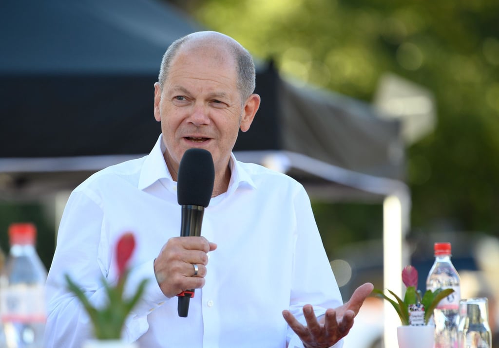Olaf Scholz (SPD) antwortet während einer Wahlkampf-Veranstaltung vor dem Potsdamer Brandenburger Tor auf Fragen von Bürgern.