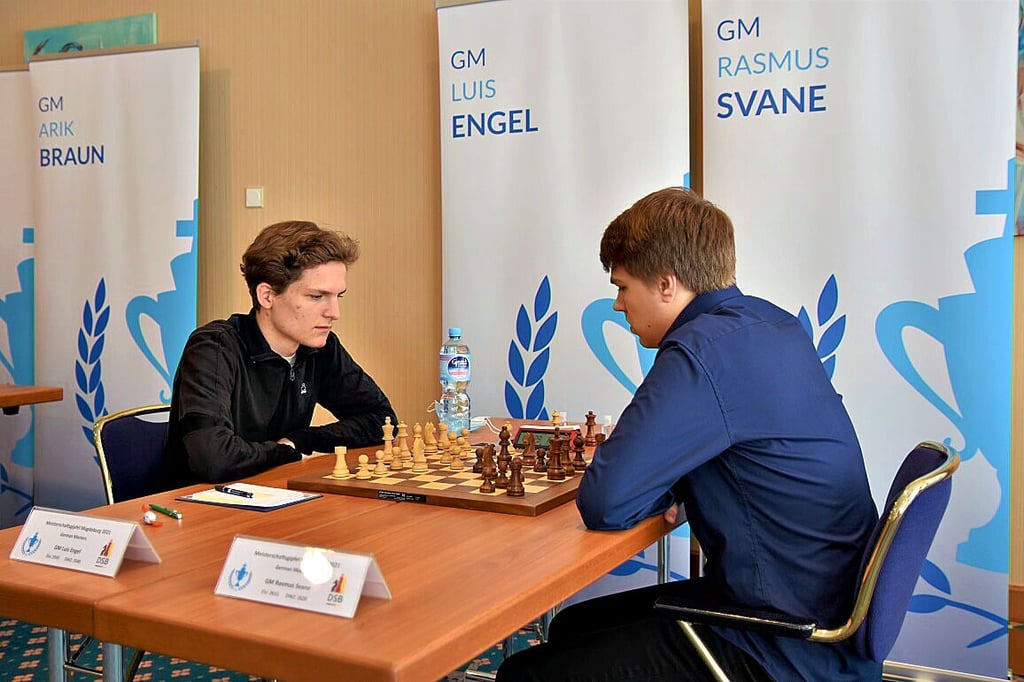 Ein entscheidendes Duell: Die beiden Großmeister Luis Engel und Rasmus Svane lagen nach Runde 7 an der Spitze der „German Masters“.