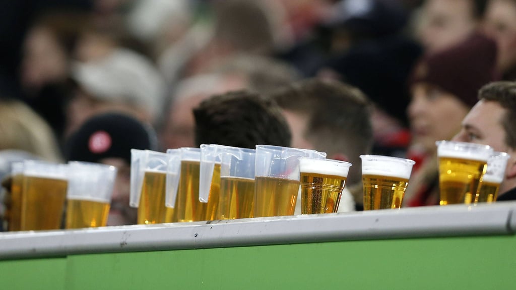 Es geht um die freie Getränkewahl der Fans: Die Kickers Offenbach ziehen gegen die Behörden ihrer Stadt vor Gericht.