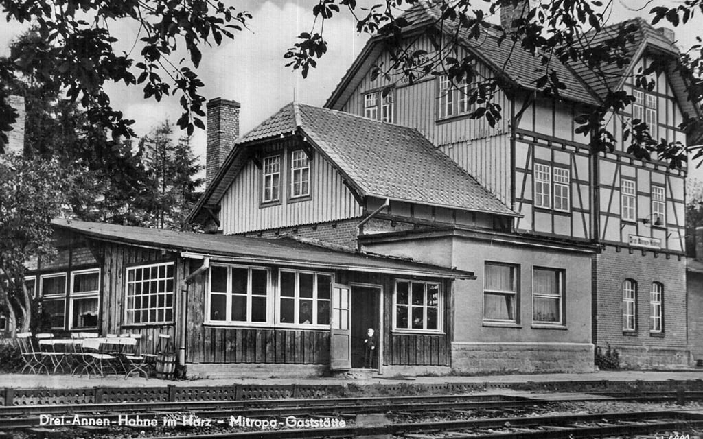Eine alte Ansichtskarte zeigt den unteren Bahnhof von Drei Annen Hohne. Günther Klebes fragt sich, ob sich der Junge heute erkennt.
