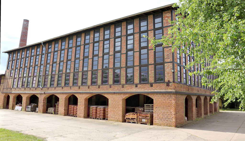 Alte Fassade im ansehnlichen Glanz: Die Ziegelei in Westeregeln war dem Verfall preisgegeben, bevor sie gerettet und in jahrelanger Arbeit saniert wurde. Im vermutlich längsten Hoffmann?schen Ringofen Europas, der sich noch gut erhalten um das Gebäude zieht, wurden einst die Ziegel gebrannt.