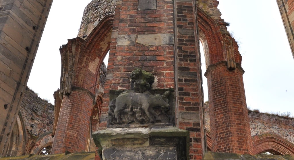 An einem der Außenpfeiler der Ruine der Zerbster Nicolaikirche blieb die Schmähskulptur einer Judensau erhalten.