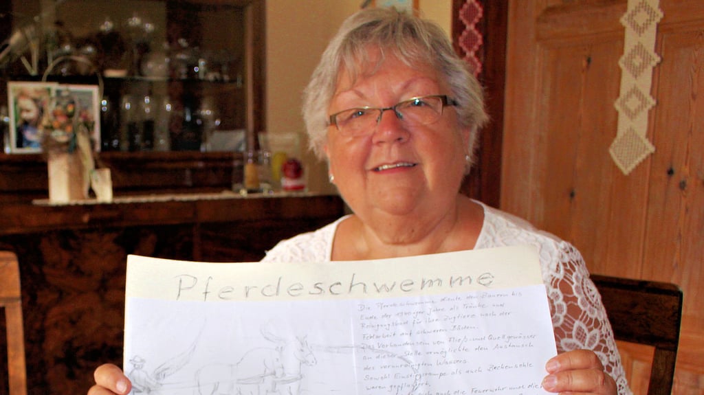 Die ersten Ideen für die Tafel, die an der Pferdeschwemme im Unterdorf aufgestellt werden soll, sind von Bernd Staschull schon zu Papier gebracht, wie die Vereinsvorsitzende Christel Westerholz hier zeigt.