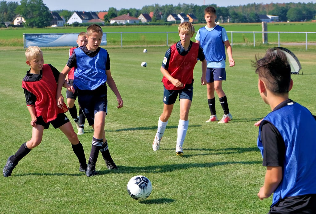 Beim Spiel Fünf gegen Fünf sind auf jeder Seite kleine Tore aufgebaut. Im Fokus dieses Spiels stehen schnelle Passfolgen.