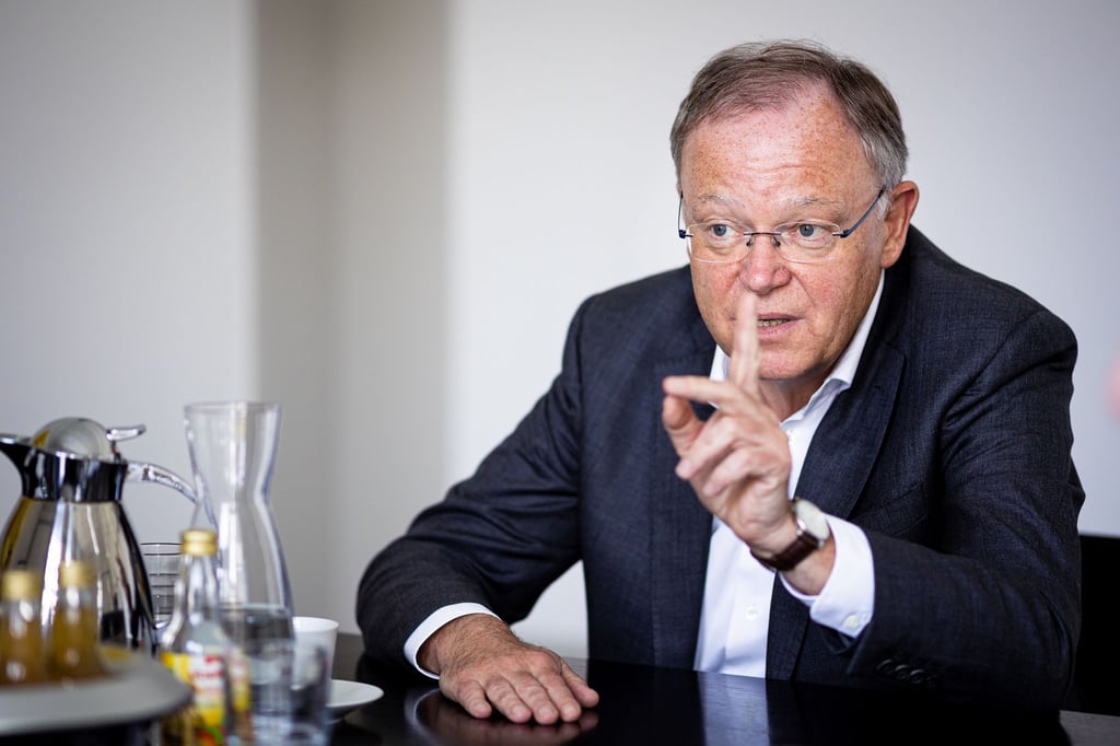 Stephan Weil (SPD), Ministerpräsident von Niedersachsen, spricht während eines dpa-Interviews.