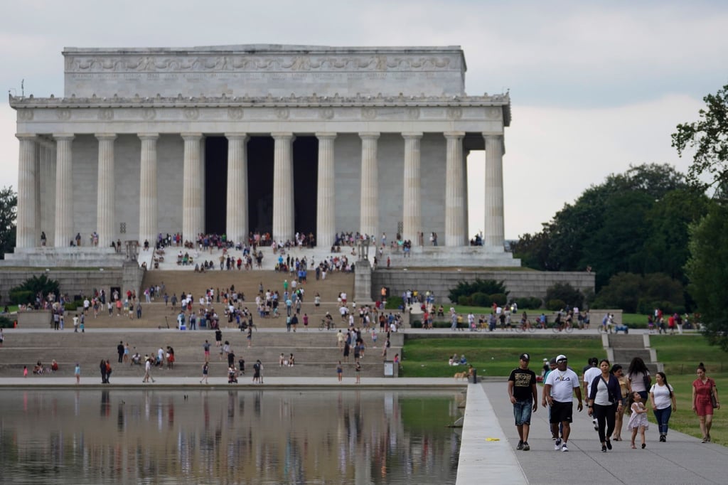 Menschen besuchen das Lincoln Memorial an der National Mall. In den USA nimmt die Zahl der an einem Tag erfassten Corona-Neuinfektionen weiter zu.