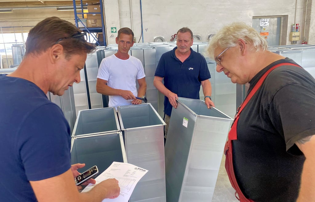 SMB-Geschäftsführer Jörg Lieschke im Gespräch mit Schichtleiter Ronny Haufe, Maik Müller und Roland Mordass (von li.). Kanäle für Lüftungs- und Klimaanlagen sind ein wesentliches Standbein des Jessener metallverarbeitenden Betriebes.