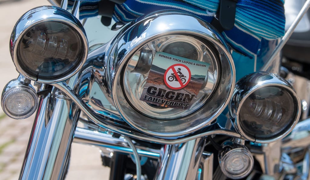 „Gegen Fahrverbote" steht an einem Motorrad eines Teilnehmers einer Demo.