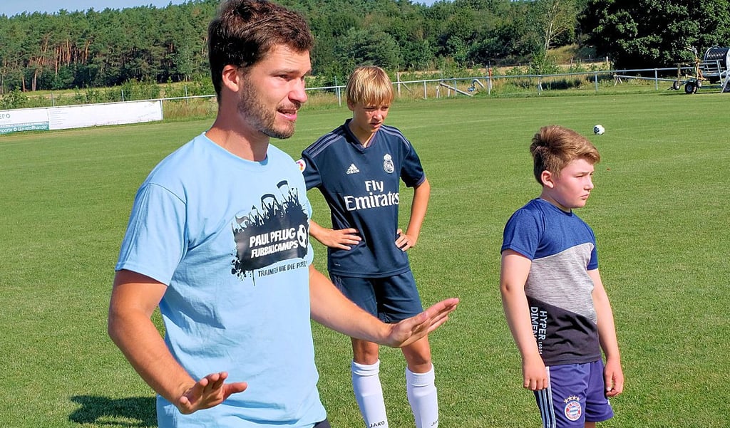 Paul Pflug (links), Leiter der gleichnamigen Fußballschule, gibt den 20 jugendlichen Campteilnehmern klare Anweisungen.