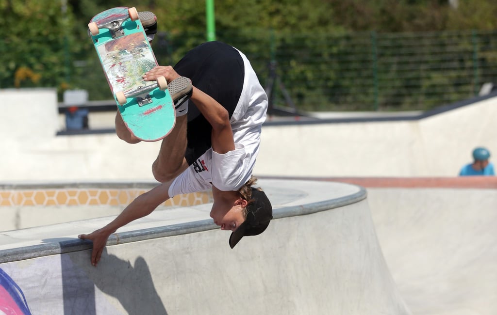 Skateboarder Tyler Edtmayer in Aktion.
