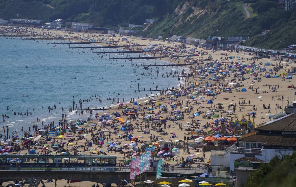Voller Strand in Bournemouth. Fast alle Corona-Beschränkungen einschließlich Social-Distancing-Regelungen und das Tragen von Mund-Nasen-Schutz sind in England aufgehoben.