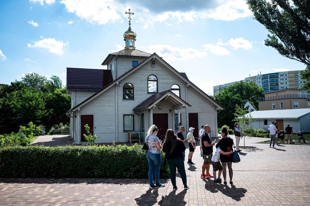 Menschen stehen vor der russisch-orthodoxen Kirche und warten auf ihre Impfung gegen das Coronavirus.