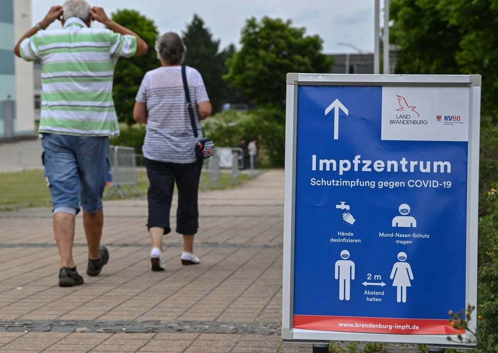 Ein Schild weist auf das Impfzentrum der Stadt Frankfurt (Oder) hin.