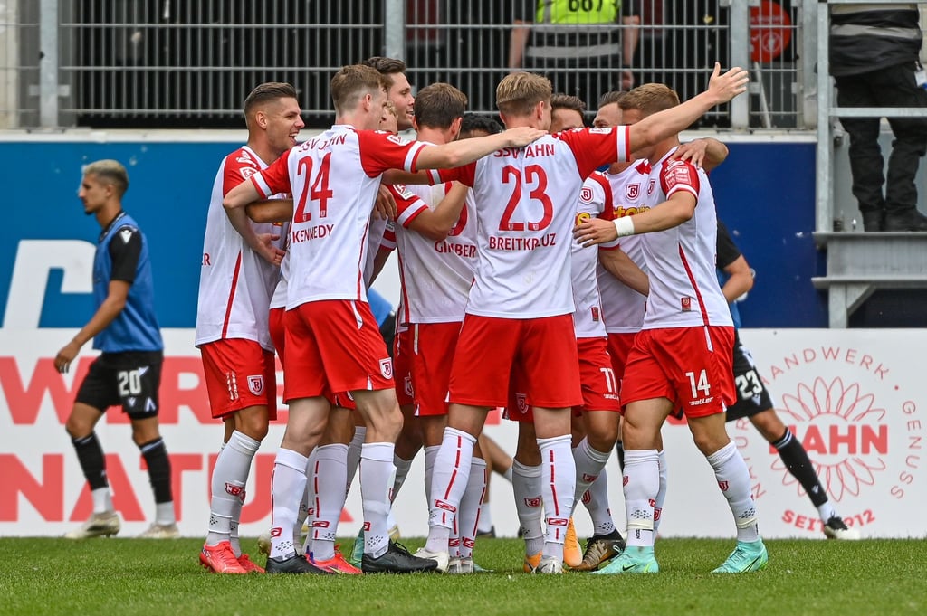 Die Mannschaft von Regensburg feiert den Führungstreffer gegen Sandhausen.