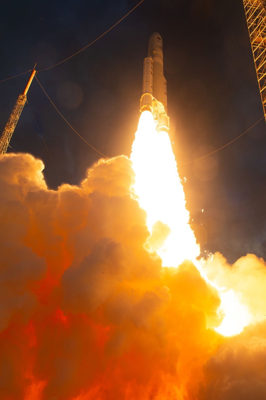 Der neue Telekommunikationssatellit „Eutelsat Quantum“ startet an Bord einer Ariane-5-Trägerrakete ins All.