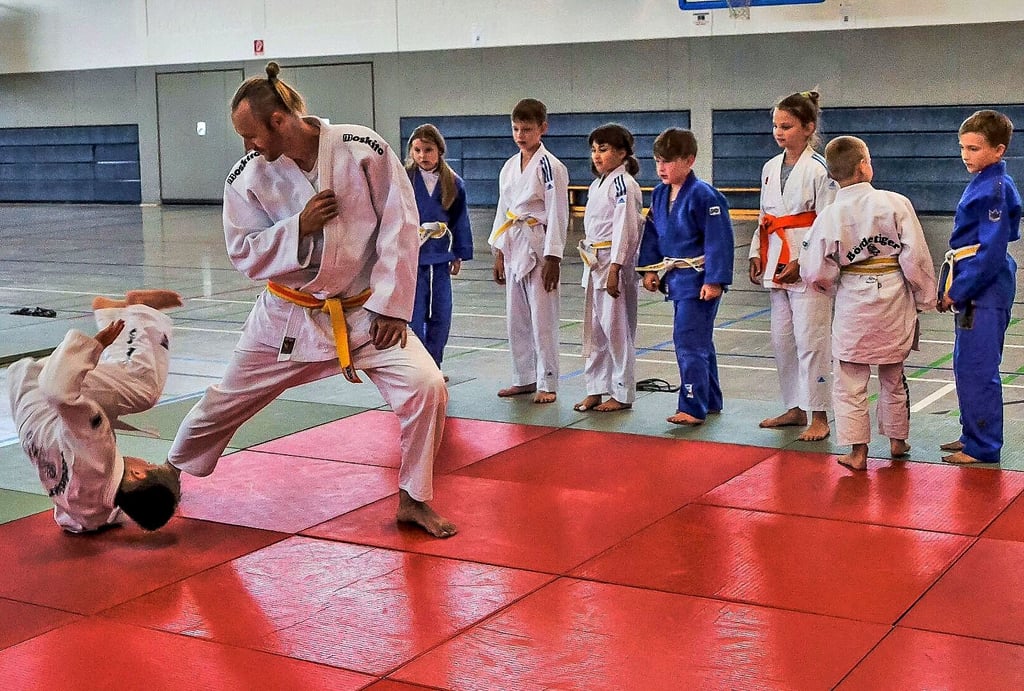 Sportlehrer Tino Sachse ist Mitglied im BSV Wanzleben und übt mit den Kindern für die nächste Prüfung, bei der sie den gelben Gürtel anstreben. So wie hier mit Theodor aus Domersleben.