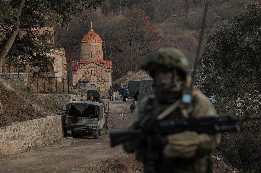 Konfliktregion Berg-Karabach: Ein Soldat aus Russland bewacht ein armenisches Kloster, nachdem eine Region in Berg-Karabach in aserbaidschanische Kontrolle übergeben wurde.