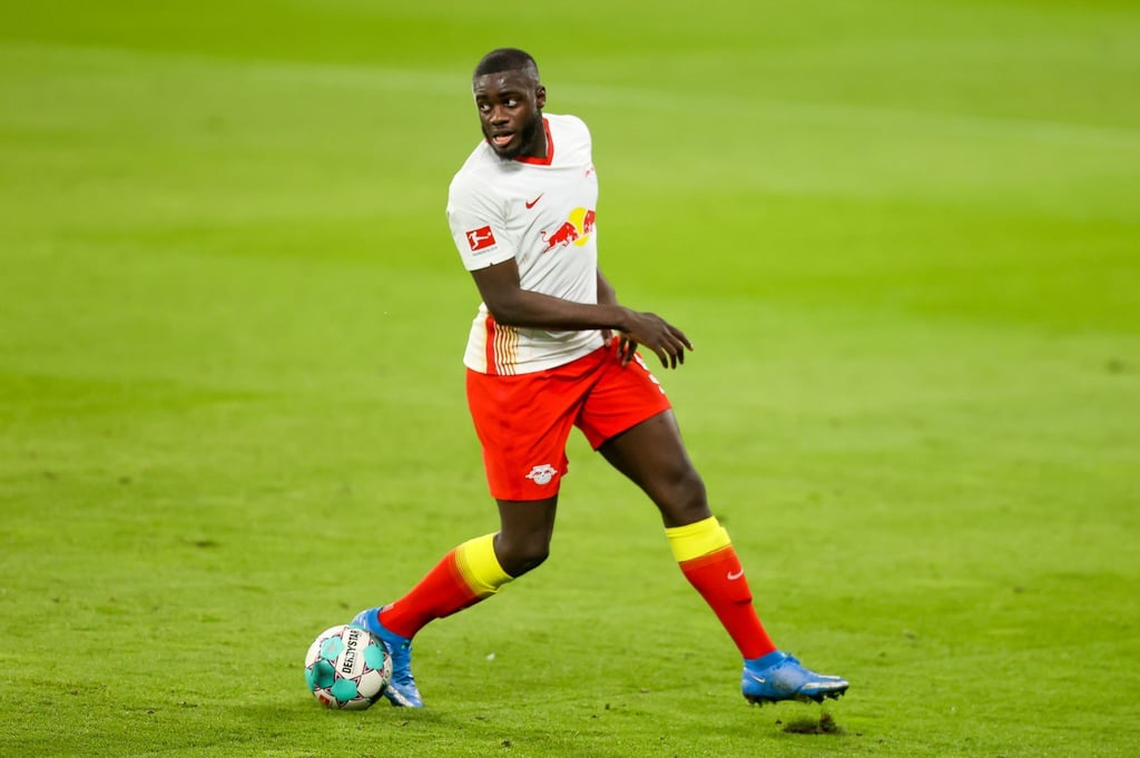Abwehrspieler Dayot Upamecano für Leipzig am Ball.