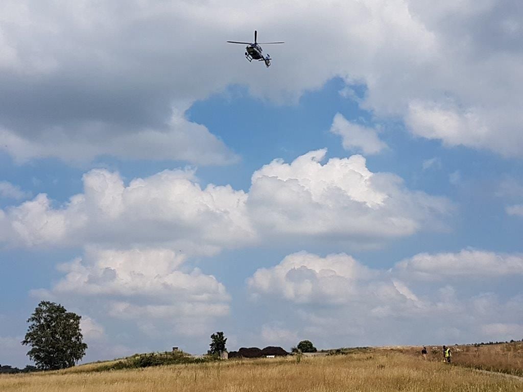 Bei der Entleerung sorgte der Polizeihubschrauber für eine ausreichende Luftverwirbelung, um das Gas schnell und sicher in der Luft zu verteilen.