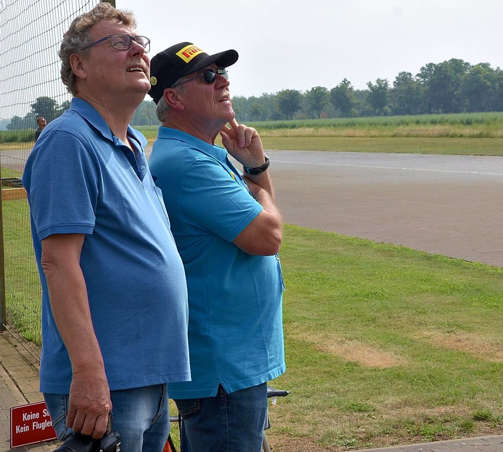 Fred Blum (rechts) und Winfried Ohlgart vom Deutschen Modellflugverband (DMFV) verfolgen den ersten Wertungsflug am Sonnabend.